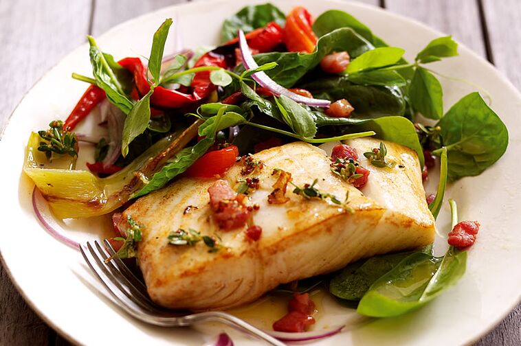 cá với rau và các loại thảo mộc để giảm cân