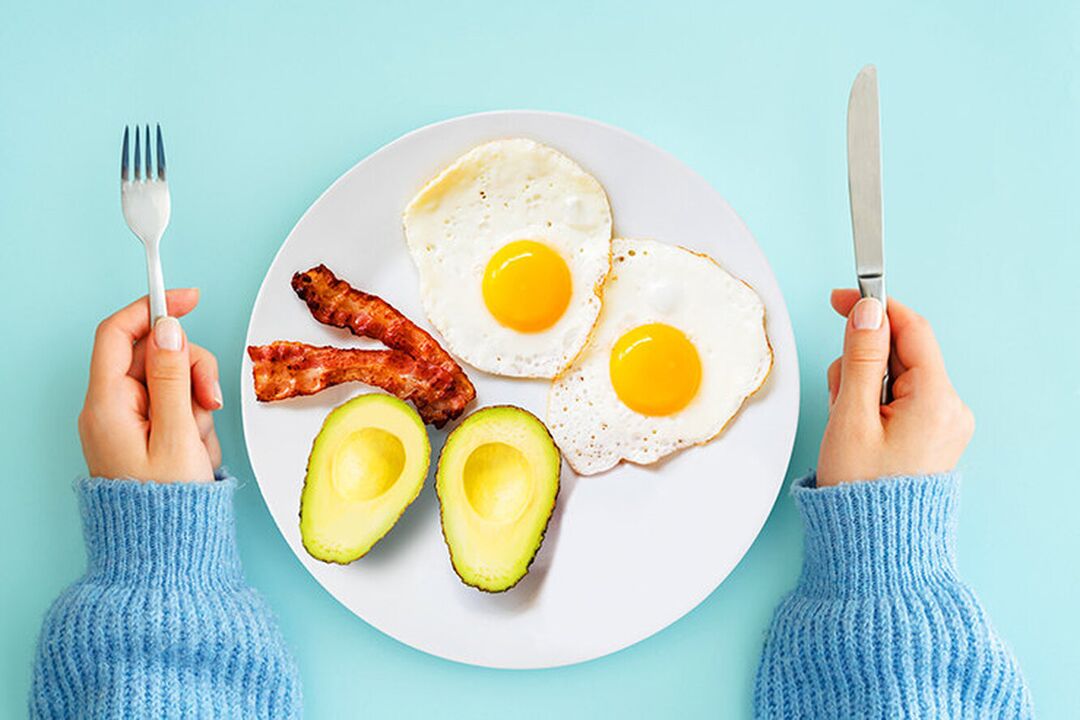 Bữa sáng hoàn hảo trong thực đơn ăn kiêng keto - trứng với thịt xông khói và quả bơ
