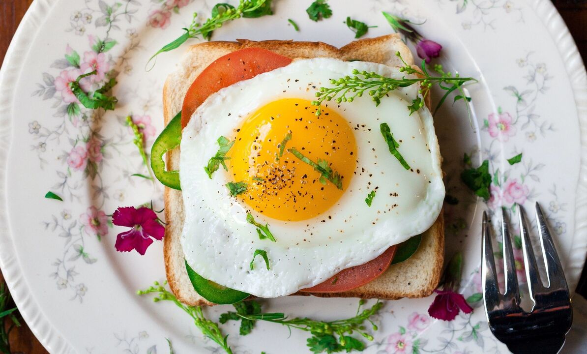 bánh mì với trứng bác trong chế độ ăn kiêng protein